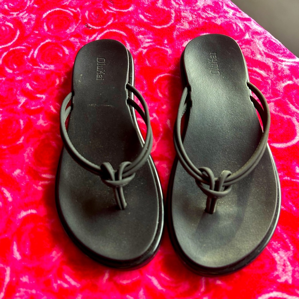 Olukai black flip flops size 8